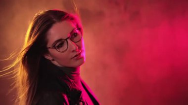 Renkli bir ortamda güzel bir kızın etkili bir portresi - aşırı yavaş çekim