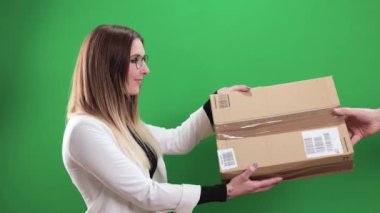 Stüdyodaki güzel sarışın kız bir paket teslim almaktan mutlu - aşırı yavaş çekim