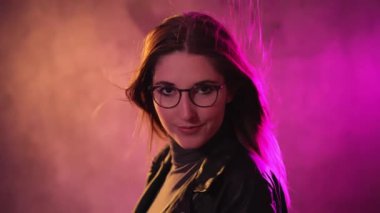 Renkli bir ortamda güzel bir kızın etkili bir portresi - aşırı yavaş çekim