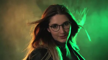 Renkli bir ortamda güzel bir kızın etkili bir portresi - aşırı yavaş çekim