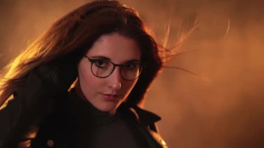 Renkli bir çevredeki güzel sarışın kız kameraya poz veriyor. Aşırı yavaş çekim.