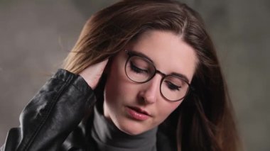 Stüdyoda kameraya poz veren güzel yüzlü sarışın bir kızın son derece yavaş çekim görüntüsü.