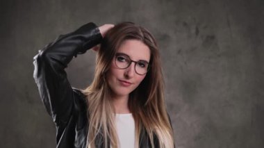 Stüdyoda kameraya poz veren sarışın bir kızın portresi. Aşırı yavaş çekim.