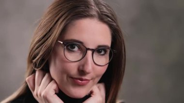 Güzel yüzlü, kameraya gülümseyen, aşırı yavaş çekim yapan sarışın bir kıza yaklaş.