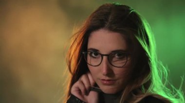 Renkli bir ortamda güzel bir kızın etkili bir portresi - aşırı yavaş çekim