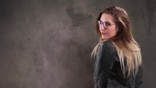 Porträtt Blond Flicka Poserar För Kameran Studio Extrem Slow Motion — Stockvideo