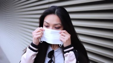 Asyalı kadın yüz maskesi takıyor - insanların fotoğrafları.