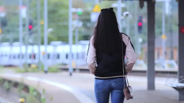 Hübsche Asiatin Läuft Bahnsteig Eines Bahnhofs Entlang People Photography — Stockvideo