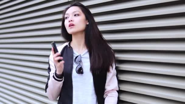 現代の環境でかなりアジアの女性 スタイリッシュな背景 — ストック動画