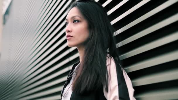 Mooie Aziatische Vrouw Een Moderne Omgeving Stijlvolle Achtergrond Mensen Fotografie — Stockvideo
