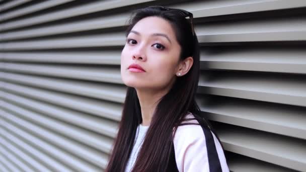 現代の環境でかなりアジアの女性 スタイリッシュな背景 — ストック動画