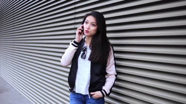 Mooie Aziatische Vrouw Neemt Een Telefoongesprek Mensen Fotografie — Stockvideo