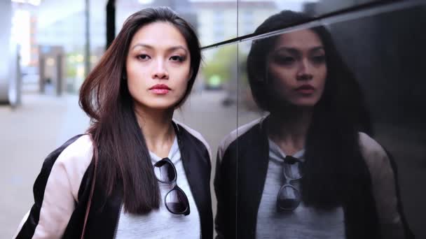 Kameraya Poz Veren Güzel Asyalı Kız Fotoğrafçılık — Stok video