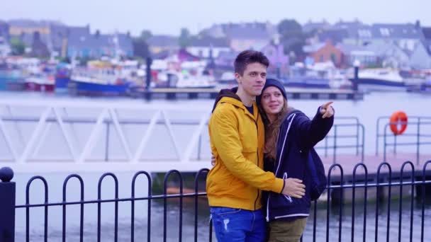 Jeune Couple Dans Ville Dingle Irlande Clip Ralenti — Video