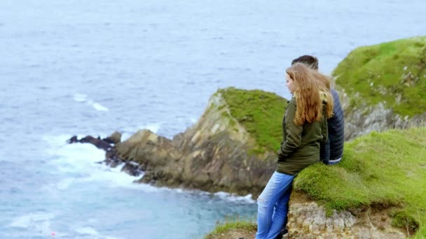 Pareja Joven Enamorada Costa Oeste Irlanda Clip Cámara Lenta — Vídeo de stock