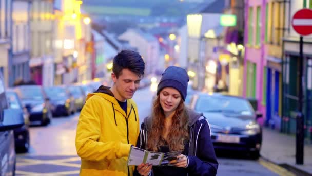 Mladý Pár Dívající Mapu Městě Dingle Irsku Zpomalený Klip — Stock video