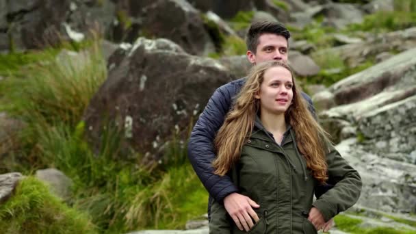 Giovane Coppia Innamorata Nel Paesaggio Rurale Dell Irlanda Clip Rallentatore — Video Stock