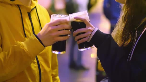 Друзі Ють Келих Пива Межами Ірландського Пабу Повільний Кліп — стокове відео