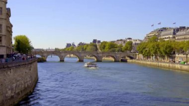 Paris 'te Pont Neuf manzaralı Seine Nehri - hisse fotoğrafçılığı