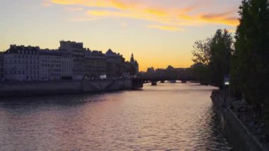 Paris şehrinin üzerinde güzel bir akşam günbatımı - Paris 'te seyahat fotoğrafçılığı