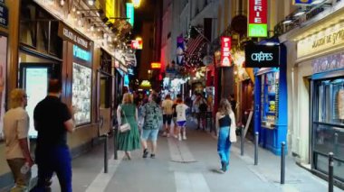 Paris 'teki Latin Mahallesi geceleri popüler bir yerdir - PARIS, FRANCE - 4 Eylül 2023