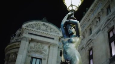 Paris sokaklarında sokak feneri ve heykel - Fransa 'da seyahat fotoğrafçılığı