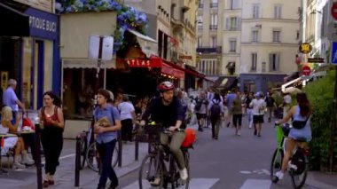 Paris Saint Germain 'deki küçük sokak kafeleri ve restoranlar - PARIS, FRANCE - 4 Eylül 2023