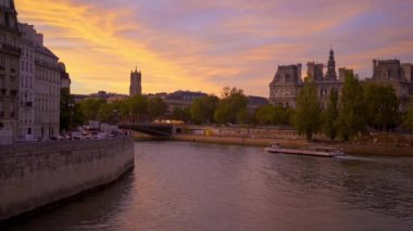 Akşamları Paris ve Seine Nehri 'nin güzel şehri. Fransa' da seyahat fotoğrafçılığı.