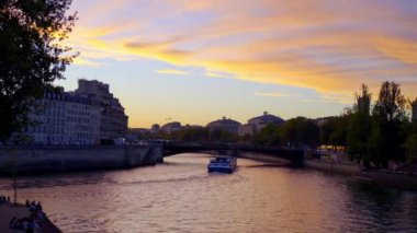 Akşamları Paris ve Seine Nehri 'nin güzel şehri PARIS, FRANCE 4 Eylül 2023