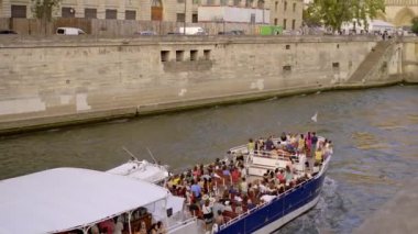 Paris 'teki River Seine' de tekne turu - PARIS, FRANCE - 4 Eylül 2023