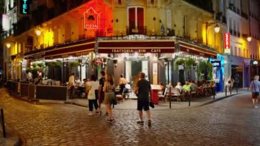 Geceleri Paris 'in Latin mahallesindeki küçük restoranlar - PARIS, FRANCE - 4 Eylül 2023