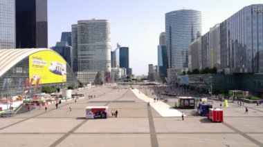 Paris 'teki Modern La Savunma Meydanı - PARIS, FRANCE - 4 Eylül 2023