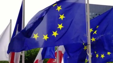 Avrupa Birliği bayrakları rüzgarda sallanıyor - Paris 'te seyahat fotoğrafçılığı