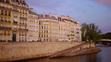 Akşamları Paris ve Seine Nehri 'nin güzel şehri. Fransa' da seyahat fotoğrafçılığı.