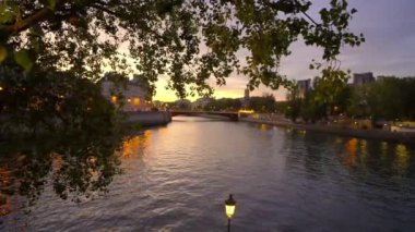 Paris 'teki Seine Nehri üzerinde harika bir akşam manzarası. Fransa' da seyahat fotoğrafçılığı.