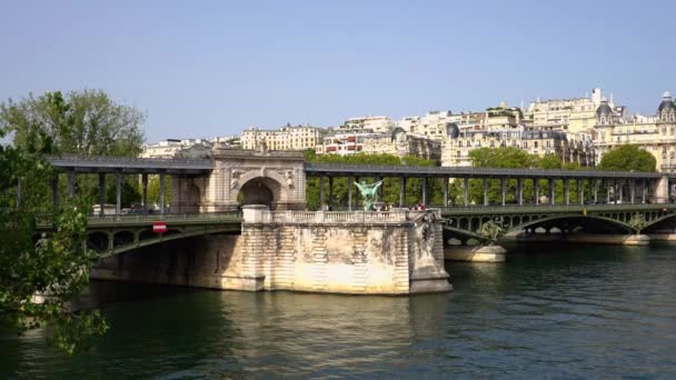 Slavný Most Bir Hakeim Přes Řeku Seinu Paříži Cestovní Fotografie — Stock video