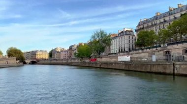 Güneşli bir günde Paris 'te Seine Nehri - seyahat fotoğrafçılığı