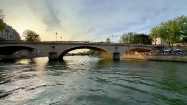 Paris 'te Seine Nehri üzerinde romantik manzara - seyahat fotoğrafçılığı