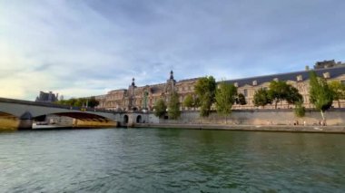 Paris 'te Seine Nehri üzerinde romantik manzara - seyahat fotoğrafçılığı