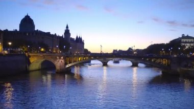 Paris 'teki Seine Nehri üzerinde akşam manzarası - seyahat fotoğrafçılığı