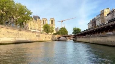 Paris 'teki Seine Nehri üzerinde güzel bir manzara - seyahat fotoğrafçılığı