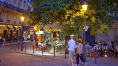 Paris 'te romantik bir akşam tipik sokak manzarası - PARIS, FRANCE - 4 Eylül 2023