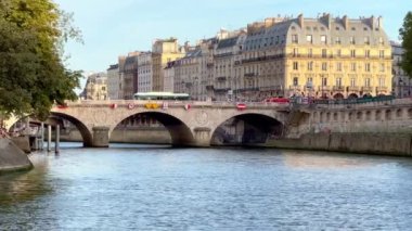 Paris 'teki Seine nehri üzerindeki köprüler - seyahat fotoğrafçılığı