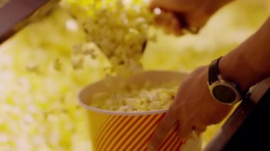 Bir patlamış mısır kovasını sinemada taze patlamış mısırla doldurmak - stok fotoğrafçılık