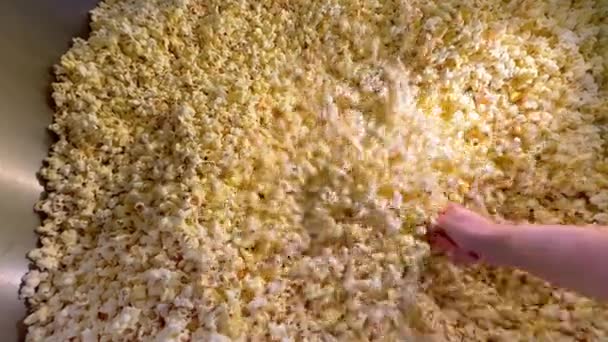 Keverjük Össze Friss Popcorn Frissen Készült Mozi Popcorn Egy Moziban — Stock videók