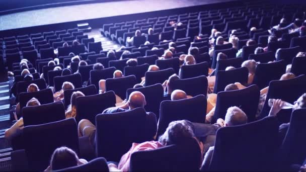 映画を見ている映画の観客 映画館 フランクフルトの都市 ゲルマンディ セプター6 2023 — ストック動画