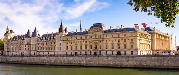 Paris Şehir Sarayı Cite Adası 'nda, River Seine' de. Fransa 'da seyahat fotoğrafçılığı.