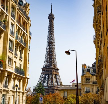 Paris yerleşim bölgesinden Eyfel Kulesi 'nin muhteşem manzarası Paris' te seyahat fotoğrafçılığı