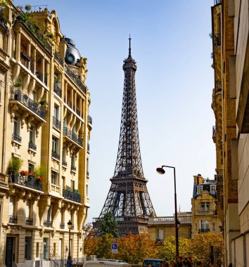 Paris yerleşim bölgesinden Eyfel Kulesi 'nin muhteşem manzarası Paris' te seyahat fotoğrafçılığı