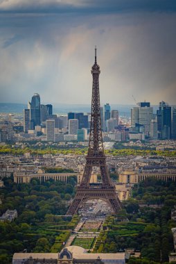 Paris şehrindeki Eyfel Kulesi - hava manzaralı - Paris 'te seyahat fotoğrafçılığı
